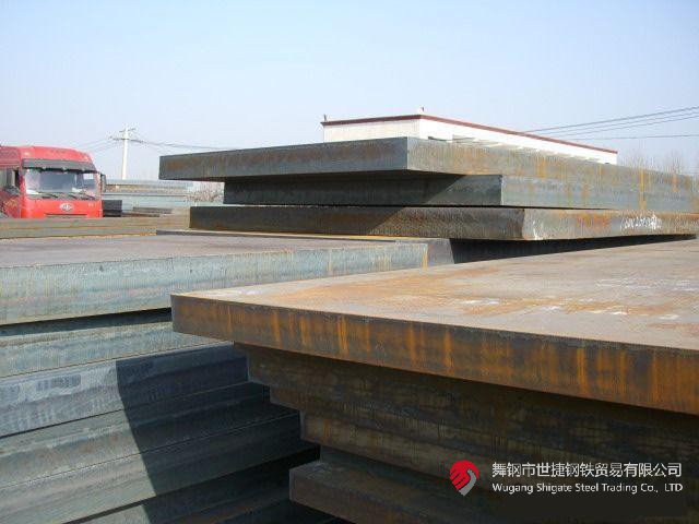 “這是我們研發(fā)的又一個(gè)國內(nèi)首發(fā)產(chǎn)品——174mm的高端特厚鉻鉬鋼板，一共11塊，將替代進(jìn)口，獨(dú)家應(yīng)用于江蘇某重點(diǎn)技改項(xiàng)目核心裝置——氨合成反應(yīng)器的制造！”9月5日，在河鋼集團(tuán)舞鋼公司產(chǎn)線上，看著一批鋼板即將裝車發(fā)往客戶，科技部研發(fā)人員李某某一臉自豪。  該產(chǎn)品的各項(xiàng)要求在此類鋼板中堪稱“史上最嚴(yán)”。由于該項(xiàng)目中的氨合成反應(yīng)器需要在高溫、高壓及氫腐蝕等極端條件下使用，對(duì)所需鋼鐵材料有著極為嚴(yán)苛的要求，對(duì)該類鋼板的生產(chǎn)研發(fā)來說堪稱“史上最嚴(yán)”。舞鋼公司在客戶項(xiàng)目設(shè)計(jì)的前期，就積極充分發(fā)揮技術(shù)優(yōu)勢，結(jié)合針對(duì)該項(xiàng)目所量身打造的科研攻關(guān)團(tuán)隊(duì)，與用戶深入對(duì)接，為其設(shè)計(jì)滿足該項(xiàng)目個(gè)性化需求的高端特厚鋼板。在研發(fā)過程中，針對(duì)鋼板的模擬焊后熱處理工藝溫度及檢驗(yàn)技術(shù)難度在該厚度范圍為行業(yè)最嚴(yán)、居國際領(lǐng)先水平的客觀實(shí)際，舞鋼公司加大技術(shù)創(chuàng)新力度，創(chuàng)新設(shè)計(jì)軋制、熱處理工藝，一舉攻克了高溫長時(shí)模擬焊后特厚鋼板全厚度界面低溫沖擊功參數(shù)較差的行業(yè)共性技術(shù)難題，并全流程嚴(yán)格把控工藝技術(shù)質(zhì)量管理，最終打造出探傷合格率和性能合格率均為100%且極具舞鋼特色的高端特厚鉻鉬鋼板，產(chǎn)品各項(xiàng)技術(shù)指標(biāo)處于國際領(lǐng)先水平，贏得了客戶稱贊。