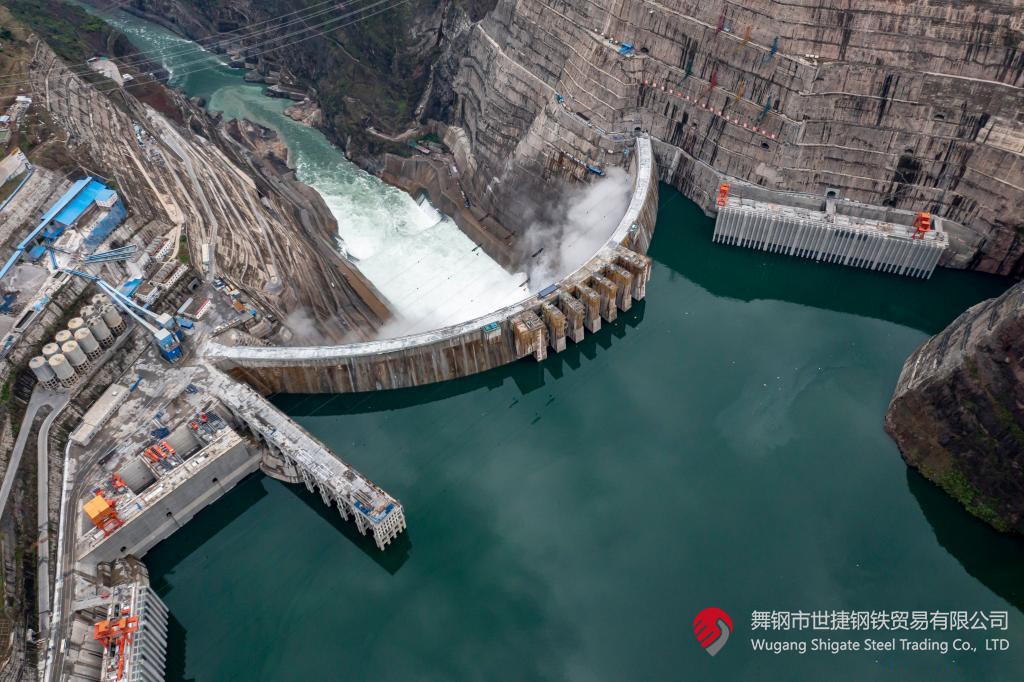 10月24日下午，白鶴灘水電站右岸地下廠房最后一倉封頂混凝土澆筑完成，標(biāo)志著世界在建最大水電站地下廠房全線封頂。在該工程建設(shè)中，河鋼集團(tuán)舞鋼公司累計生產(chǎn)供應(yīng)Q500、Q345C/B、SX780等數(shù)個新品種鋼板4500噸，主要用于水電站水輪機(jī)座環(huán)、發(fā)電機(jī)頂蓋、控制環(huán)、壓力鋼管制造，大大加速了大型發(fā)電機(jī)組用鋼國產(chǎn)化進(jìn)程。    據(jù)介紹，白鶴灘水電站位于四川省涼山州和云南省昭通市交界處，是世界在建規(guī)模最大的水電工程，裝機(jī)總?cè)萘?600萬千瓦，其左右岸地下廠房內(nèi)分別布置8臺具有完全自主知識產(chǎn)權(quán)的單機(jī)容量達(dá)100萬千瓦的水輪發(fā)電機(jī)組，單機(jī)容量位居世界第一。10月24日下午，白鶴灘水電站成功蓄水至825米高程，首次達(dá)到正常水位，大壩將接受高水位全面檢驗。    該工程的規(guī)模天然決定了其施工難度極高，復(fù)雜的地形地質(zhì)條件和技術(shù)指標(biāo)等因素也給施工帶來了巨大挑戰(zhàn)。因此在電站建設(shè)材料及關(guān)鍵部位用鋼的選擇上，客戶慎之又慎，對焊接性能、韌性、強(qiáng)度等均有著極為嚴(yán)苛的技術(shù)要求。舞鋼公司憑借強(qiáng)大的質(zhì)量品牌優(yōu)勢和雄厚的技術(shù)實(shí)力成功中標(biāo)——數(shù)百噸“舞鋼牌”高技術(shù)含量的大厚度高級別水電鋼板用于制造世界單機(jī)容量最大的巨型水輪發(fā)電機(jī)組的座環(huán)。    隨后，舞鋼公司為白鶴灘水電站定制研發(fā)265mm厚的SXQ500D-Z35鋼板，并進(jìn)一步制作加工件。公司科技部高強(qiáng)鋼研究所針對該鋼的生產(chǎn)重點(diǎn)和難點(diǎn)，提前制定措施，并在冶煉、制坯等關(guān)鍵環(huán)節(jié)派人進(jìn)行跟蹤、協(xié)調(diào)。在科技、設(shè)備、生產(chǎn)人員的共同努力下，該批鋼板最終順利生產(chǎn)完畢。鋼板及試樣經(jīng)公司、客戶和第三方檢驗機(jī)構(gòu)檢驗合格后，在三和盛機(jī)建公司完成切割深加工。    交付客戶后，該鋼憑著焊接性能好、力學(xué)結(jié)構(gòu)良好、低溫沖擊韌性強(qiáng)等優(yōu)點(diǎn)，承受住了巨大的水壓力和沖擊負(fù)荷，再次贏得設(shè)備制造方的高度評價。（舞鋼市委宣傳部 楊德坤 張培軍）