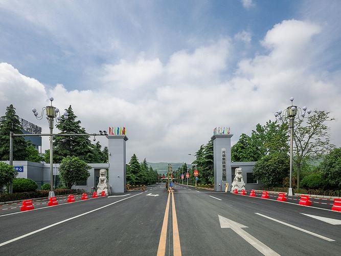 河鋼集團舞陽鋼鐵公司是我國寬厚鋼板生產(chǎn)科研基地。擁有4100mm+4100mm和4200mm+4300mm兩條技術先進的雙機架寬厚鋼板生產(chǎn)線，配套有國內(nèi)寬厚板行業(yè)優(yōu)勢明顯的鋼錠模鑄線及鋼板熱處理設施，具有雄厚的研發(fā)制造實力。具有年產(chǎn)鋼500萬噸、寬厚鋼板360萬噸、銷售收入200億元的綜合實力。