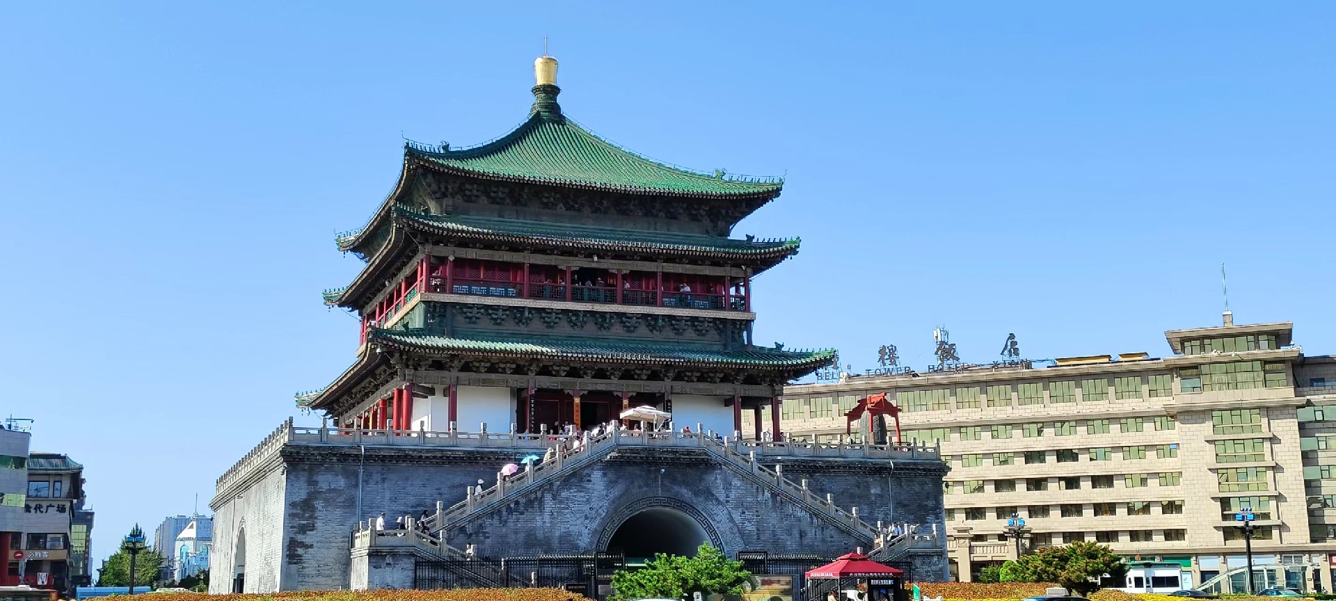 西安是國務院公布的首批國家歷史文化名城，有西周、秦、西漢、唐等在內的13個朝代在此建都，是世界四大古都之一，中國古都學會認定的中國建都朝代最多、帝都歷史最長的古都。曾經作為中國首都和政治、經濟、文化中心長達1100多年。旅游景點有秦始皇兵馬俑博物館、大雁塔、陜西歷史博物館、華清池景區、碑林博物館等