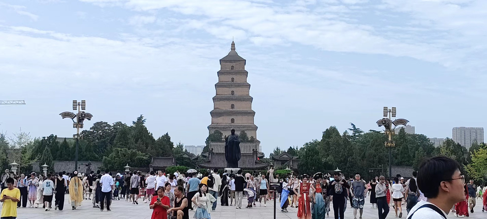 西安是國務院公布的首批國家歷史文化名城，有西周、秦、西漢、唐等在內的13個朝代在此建都，是世界四大古都之一，中國古都學會認定的中國建都朝代最多、帝都歷史最長的古都。曾經作為中國首都和政治、經濟、文化中心長達1100多年。旅游景點有秦始皇兵馬俑博物館、大雁塔、陜西歷史博物館、華清池景區、碑林博物館等