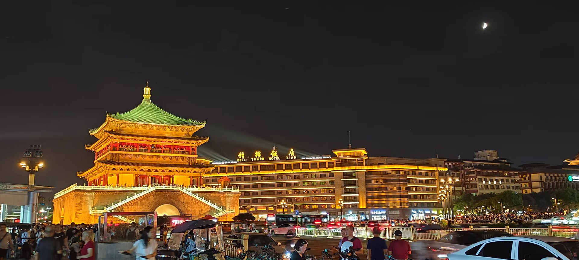 西安是國務院公布的首批國家歷史文化名城，有西周、秦、西漢、唐等在內的13個朝代在此建都，是世界四大古都之一，中國古都學會認定的中國建都朝代最多、帝都歷史最長的古都。曾經作為中國首都和政治、經濟、文化中心長達1100多年。旅游景點有秦始皇兵馬俑博物館、大雁塔、陜西歷史博物館、華清池景區、碑林博物館等