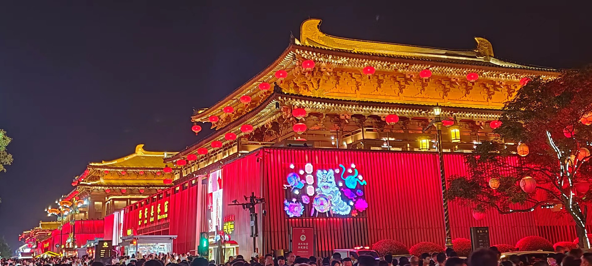 西安是國務院公布的首批國家歷史文化名城，有西周、秦、西漢、唐等在內的13個朝代在此建都，是世界四大古都之一，中國古都學會認定的中國建都朝代最多、帝都歷史最長的古都。曾經作為中國首都和政治、經濟、文化中心長達1100多年。旅游景點有秦始皇兵馬俑博物館、大雁塔、陜西歷史博物館、華清池景區、碑林博物館等