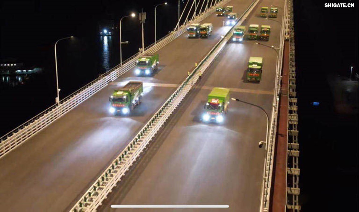 6月16日22時，世界最大跨度斜拉橋——常泰長江大橋燈火通明，車聲轟鳴，一場通車前的“極限挑戰”正緊張進行。30輛總重達1200噸的四軸加載車，分批列隊駛上橋面預先劃定的停靠點，并由提前布置在橋梁各關鍵部位的869個傳感器開展實時監測，采集測試數據。由此，大橋跨江公鐵合建段主橋橋梁荷載試驗全面啟動。    AA1GQ79M.jpg    這次荷載試驗覆蓋范圍具體包括1座主跨1208米斜拉橋、2座主跨388米鋼桁拱專用航道橋、1座非通航道孔橋以及南北兩座引橋，共設計119個靜載工況和111個動載工況。其中，最大對稱靜力加載工況將動用110輛四軸加載車，總重達4400噸。試驗將持續一周，分五個階段進行。試驗首日在錄安洲非通航孔橋和常州側公鐵合建段引橋實施。  常泰長江大橋是連通常州與泰興的跨江通道，是長江上首座集高速公路、城際鐵路和普通公路三種功能于一體的雙層復合型橋梁，計劃于今年年內基本建成。它的上層為雙向六車道高速公路，下層為雙線城際鐵路和普通公路。如此復雜的結構，如何確保它在未來百年服役中安全可靠？答案就藏在荷載試驗中。    AA1GQduQ.jpg    荷載試驗堪稱橋梁通車前的“綜合大考”，是確保橋梁安全運營的“體檢報告”。江蘇省交通工程建設局常泰長江大橋建設指揮部現場常務副指揮長夏鵬飛介紹，“荷載試驗是檢測橋梁結構安全和承載能力的重要手段，通過科學的加載測試和數據采集分析，驗證實際成橋狀態與理論設計的鍥合度，確保常泰長江大橋運營安全。”考慮到大橋主體采用鋼結構和鋼-混凝土組合結構，為最大限度減少晝夜溫差對測試數據的影響，所有試驗均安排在夜間實施。  通過一系列科學嚴謹的荷載測試，這座世界級多功能大橋的實際性能將得到充分檢驗，為常泰長江大橋后續安全通車運營提供至關重要的數據支撐。