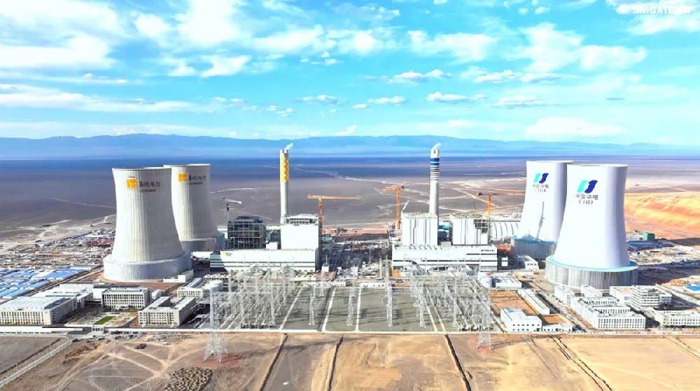 9月4日,我國首個“沙戈荒”新能源外送基地——新疆華電哈密2×100萬千瓦煤電項目建成投產,經過為期半個多月試運行,狀況良好。在該項目建設過程中,河鋼集團舞鋼公司高端容器鋼板替代進口,獨家用于項目所需國內首批100萬千瓦高效超超臨界純燃新疆高堿煤鍋爐等核心設備的制作,為國家重點新能源項目建設作出突出貢獻。    新疆華電哈密2×100萬千瓦煤電項目是國家十四五重點能源項目,新疆天山北麓戈壁能源基地重要組成部分,也是我國首個“沙戈荒”新能源外送基地首批機組和“疆電入渝”首批電源項目。新疆天山北麓戈壁能源基地通過“風光火熱儲一體化”模式,推動新能源高比例外送,對優化電力資源配置、促進區域協調發展具有重要意義。    640.jpg     河鋼集團舞鋼公司依靠科技創新和技術進步,不斷提升核心競爭力。圍繞市場和客戶需求,在產品創新上下足功夫,做到研發一代、生產一代、儲備一代,加快鋼鐵產品由“原料級”向“材料級”轉變,不斷提升產品價值和客戶服務能力。針對項目方要樹立“戈壁綠電新標桿”的理念,河鋼集團舞鋼公司與參建單位聯合,為其生產項目核心關鍵設備提供所需鋼板。在生產過程中,科技人員創新工藝,在冶煉、軋鋼環節增加3項附加要求,嚴格跟蹤工藝執行,攻克了鋼板表面質量易波動等行業難題,確保了鋼板各項指標完全滿足客戶需求并按期交付。    新疆華電哈密2×100 萬千瓦煤電項目是國家“十四五” 重點能源項目,也是“疆電入渝”工程的重要配套電源。項目位于哈密三塘湖戈壁腹地,規劃裝機容量200萬千瓦。江西水電承建了該項目輸煤系統建筑安裝工程,包括輸煤棧橋、轉運站、碎煤機室等關鍵設施。自2024年4月開工以來,面對施工現場自然環境惡劣和緊張工期等諸多不利因素,江西水電項目團隊齊心協力、迎難而上,精心組織、科學管理,統籌抓好安全、質量和進度,全力推動項目建設,確保了輸煤系統全線設備安裝、調試工作順利完成,為機組燃煤供應提供了可靠保障,為首臺機組投產奠定了堅實基礎。    b1e903722c7a4f6b8aa0be1839829f67.jpg    在項目建設過程中,江西水電項目團隊始終堅持高標準、嚴要求,積極與各參建單位協同作戰,克服了一個又一個技術難題。特別是在1號機組順利通過168小時試運行后,項目團隊乘勝追擊,加快推進2號機組建設,僅用兩個月時間就實現了2號機組的投產,安全、優質、高效地完成了既定目標,實現年內1號、2號機組雙投。    據了解,新疆華電哈密 2×100 萬千瓦煤電項目采用了國產高效超超臨界間接空冷燃煤機組,配套建設了封閉式煤場和210米高鋼結構間冷塔,具有顯著的技術優勢和環保效益。投產后,該項目每年預計可向重慶輸送電力超360億千瓦時,并支撐建設1020萬千瓦新能源項目,每年新增綠電249億千瓦時,在保障能源供應的同時,為我國碳達峰碳中和目標的實現貢獻積極力量。 9月4日,我國首個“沙戈荒”新能源外送基地——新疆華電哈密2×100萬千瓦煤電項目建成投產,經過為期半個多月試運行,狀況良好。在該項目建設過程中,河鋼集團舞鋼公司高端容器鋼板替代進口,獨家用于項目所需國內首批100萬千瓦高效超超臨界純燃新疆高堿煤鍋爐等核心設備的制作,為國家重點新能源項目建設作出突出貢獻。    新疆華電哈密2×100萬千瓦煤電項目是國家十四五重點能源項目,新疆天山北麓戈壁能源基地重要組成部分,也是我國首個“沙戈荒”新能源外送基地首批機組和“疆電入渝”首批電源項目。新疆天山北麓戈壁能源基地通過“風光火熱儲一體化”模式,推動新能源高比例外送,對優化電力資源配置、促進區域協調發展具有重要意義。    640.jpg     河鋼集團舞鋼公司依靠科技創新和技術進步,不斷提升核心競爭力。圍繞市場和客戶需求,在產品創新上下足功夫,做到研發一代、生產一代、儲備一代,加快鋼鐵產品由“原料級”向“材料級”轉變,不斷提升產品價值和客戶服務能力。針對項目方要樹立“戈壁綠電新標桿”的理念,河鋼集團舞鋼公司與參建單位聯合,為其生產項目核心關鍵設備提供所需鋼板。在生產過程中,科技人員創新工藝,在冶煉、軋鋼環節增加3項附加要求,嚴格跟蹤工藝執行,攻克了鋼板表面質量易波動等行業難題,確保了鋼板各項指標完全滿足客戶需求并按期交付。    新疆華電哈密2×100 萬千瓦煤電項目是國家“十四五” 重點能源項目,也是“疆電入渝”工程的重要配套電源。項目位于哈密三塘湖戈壁腹地,規劃裝機容量200萬千瓦。江西水電承建了該項目輸煤系統建筑安裝工程,包括輸煤棧橋、轉運站、碎煤機室等關鍵設施。自2024年4月開工以來,面對施工現場自然環境惡劣和緊張工期等諸多不利因素,江西水電項目團隊齊心協力、迎難而上,精心組織、科學管理,統籌抓好安全、質量和進度,全力推動項目建設,確保了輸煤系統全線設備安裝、調試工作順利完成,為機組燃煤供應提供了可靠保障,為首臺機組投產奠定了堅實基礎。    b1e903722c7a4f6b8aa0be1839829f67.jpg    在項目建設過程中,江西水電項目團隊始終堅持高標準、嚴要求,積極與各參建單位協同作戰,克服了一個又一個技術難題。特別是在1號機組順利通過168小時試運行后,項目團隊乘勝追擊,加快推進2號機組建設,僅用兩個月時間就實現了2號機組的投產,安全、優質、高效地完成了既定目標,實現年內1號、2號機組雙投。    據了解,新疆華電哈密 2×100 萬千瓦煤電項目采用了國產高效超超臨界間接空冷燃煤機組,配套建設了封閉式煤場和210米高鋼結構間冷塔,具有顯著的技術優勢和環保效益。投產后,該項目每年預計可向重慶輸送電力超360億千瓦時,并支撐建設1020萬千瓦新能源項目,每年新增綠電249億千瓦時,在保障能源供應的同時,為我國碳達峰碳中和目標的實現貢獻積極力量。