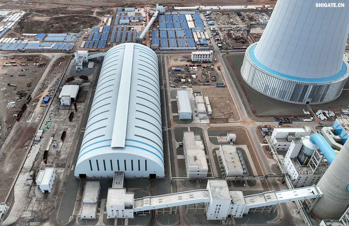 9月4日,我國首個“沙戈荒”新能源外送基地——新疆華電哈密2×100萬千瓦煤電項目建成投產,經過為期半個多月試運行,狀況良好。在該項目建設過程中,河鋼集團舞鋼公司高端容器鋼板替代進口,獨家用于項目所需國內首批100萬千瓦高效超超臨界純燃新疆高堿煤鍋爐等核心設備的制作,為國家重點新能源項目建設作出突出貢獻。    新疆華電哈密2×100萬千瓦煤電項目是國家十四五重點能源項目,新疆天山北麓戈壁能源基地重要組成部分,也是我國首個“沙戈荒”新能源外送基地首批機組和“疆電入渝”首批電源項目。新疆天山北麓戈壁能源基地通過“風光火熱儲一體化”模式,推動新能源高比例外送,對優化電力資源配置、促進區域協調發展具有重要意義。    640.jpg     河鋼集團舞鋼公司依靠科技創新和技術進步,不斷提升核心競爭力。圍繞市場和客戶需求,在產品創新上下足功夫,做到研發一代、生產一代、儲備一代,加快鋼鐵產品由“原料級”向“材料級”轉變,不斷提升產品價值和客戶服務能力。針對項目方要樹立“戈壁綠電新標桿”的理念,河鋼集團舞鋼公司與參建單位聯合,為其生產項目核心關鍵設備提供所需鋼板。在生產過程中,科技人員創新工藝,在冶煉、軋鋼環節增加3項附加要求,嚴格跟蹤工藝執行,攻克了鋼板表面質量易波動等行業難題,確保了鋼板各項指標完全滿足客戶需求并按期交付。    新疆華電哈密2×100 萬千瓦煤電項目是國家“十四五” 重點能源項目,也是“疆電入渝”工程的重要配套電源。項目位于哈密三塘湖戈壁腹地,規劃裝機容量200萬千瓦。江西水電承建了該項目輸煤系統建筑安裝工程,包括輸煤棧橋、轉運站、碎煤機室等關鍵設施。自2024年4月開工以來,面對施工現場自然環境惡劣和緊張工期等諸多不利因素,江西水電項目團隊齊心協力、迎難而上,精心組織、科學管理,統籌抓好安全、質量和進度,全力推動項目建設,確保了輸煤系統全線設備安裝、調試工作順利完成,為機組燃煤供應提供了可靠保障,為首臺機組投產奠定了堅實基礎。    b1e903722c7a4f6b8aa0be1839829f67.jpg    在項目建設過程中,江西水電項目團隊始終堅持高標準、嚴要求,積極與各參建單位協同作戰,克服了一個又一個技術難題。特別是在1號機組順利通過168小時試運行后,項目團隊乘勝追擊,加快推進2號機組建設,僅用兩個月時間就實現了2號機組的投產,安全、優質、高效地完成了既定目標,實現年內1號、2號機組雙投。    據了解,新疆華電哈密 2×100 萬千瓦煤電項目采用了國產高效超超臨界間接空冷燃煤機組,配套建設了封閉式煤場和210米高鋼結構間冷塔,具有顯著的技術優勢和環保效益。投產后,該項目每年預計可向重慶輸送電力超360億千瓦時,并支撐建設1020萬千瓦新能源項目,每年新增綠電249億千瓦時,在保障能源供應的同時,為我國碳達峰碳中和目標的實現貢獻積極力量。 9月4日,我國首個“沙戈荒”新能源外送基地——新疆華電哈密2×100萬千瓦煤電項目建成投產,經過為期半個多月試運行,狀況良好。在該項目建設過程中,河鋼集團舞鋼公司高端容器鋼板替代進口,獨家用于項目所需國內首批100萬千瓦高效超超臨界純燃新疆高堿煤鍋爐等核心設備的制作,為國家重點新能源項目建設作出突出貢獻。    新疆華電哈密2×100萬千瓦煤電項目是國家十四五重點能源項目,新疆天山北麓戈壁能源基地重要組成部分,也是我國首個“沙戈荒”新能源外送基地首批機組和“疆電入渝”首批電源項目。新疆天山北麓戈壁能源基地通過“風光火熱儲一體化”模式,推動新能源高比例外送,對優化電力資源配置、促進區域協調發展具有重要意義。    640.jpg     河鋼集團舞鋼公司依靠科技創新和技術進步,不斷提升核心競爭力。圍繞市場和客戶需求,在產品創新上下足功夫,做到研發一代、生產一代、儲備一代,加快鋼鐵產品由“原料級”向“材料級”轉變,不斷提升產品價值和客戶服務能力。針對項目方要樹立“戈壁綠電新標桿”的理念,河鋼集團舞鋼公司與參建單位聯合,為其生產項目核心關鍵設備提供所需鋼板。在生產過程中,科技人員創新工藝,在冶煉、軋鋼環節增加3項附加要求,嚴格跟蹤工藝執行,攻克了鋼板表面質量易波動等行業難題,確保了鋼板各項指標完全滿足客戶需求并按期交付。    新疆華電哈密2×100 萬千瓦煤電項目是國家“十四五” 重點能源項目,也是“疆電入渝”工程的重要配套電源。項目位于哈密三塘湖戈壁腹地,規劃裝機容量200萬千瓦。江西水電承建了該項目輸煤系統建筑安裝工程,包括輸煤棧橋、轉運站、碎煤機室等關鍵設施。自2024年4月開工以來,面對施工現場自然環境惡劣和緊張工期等諸多不利因素,江西水電項目團隊齊心協力、迎難而上,精心組織、科學管理,統籌抓好安全、質量和進度,全力推動項目建設,確保了輸煤系統全線設備安裝、調試工作順利完成,為機組燃煤供應提供了可靠保障,為首臺機組投產奠定了堅實基礎。    b1e903722c7a4f6b8aa0be1839829f67.jpg    在項目建設過程中,江西水電項目團隊始終堅持高標準、嚴要求,積極與各參建單位協同作戰,克服了一個又一個技術難題。特別是在1號機組順利通過168小時試運行后,項目團隊乘勝追擊,加快推進2號機組建設,僅用兩個月時間就實現了2號機組的投產,安全、優質、高效地完成了既定目標,實現年內1號、2號機組雙投。    據了解,新疆華電哈密 2×100 萬千瓦煤電項目采用了國產高效超超臨界間接空冷燃煤機組,配套建設了封閉式煤場和210米高鋼結構間冷塔,具有顯著的技術優勢和環保效益。投產后,該項目每年預計可向重慶輸送電力超360億千瓦時,并支撐建設1020萬千瓦新能源項目,每年新增綠電249億千瓦時,在保障能源供應的同時,為我國碳達峰碳中和目標的實現貢獻積極力量。